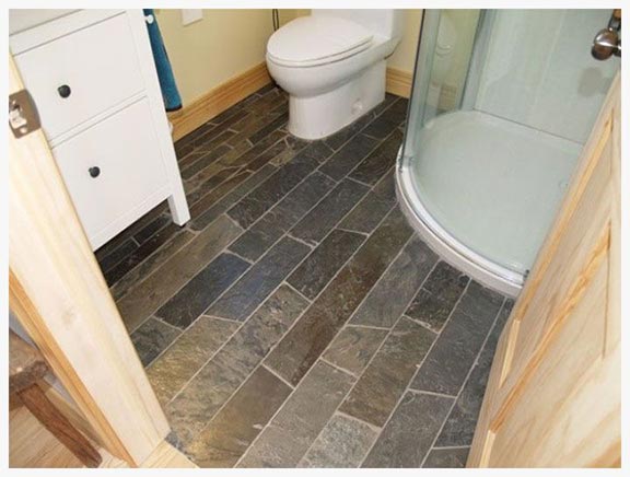 salle de bain avec plancher de planche d’ardoise