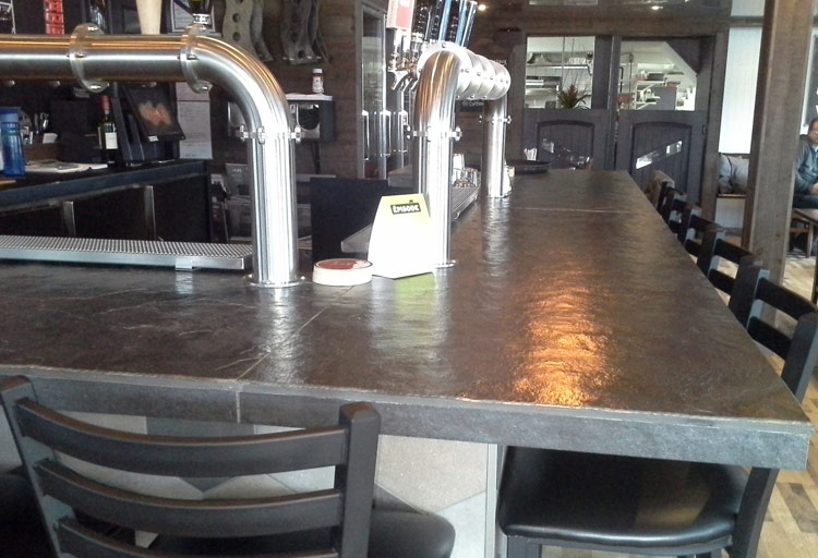 Comptoir bar-bistro avec plaque rebord