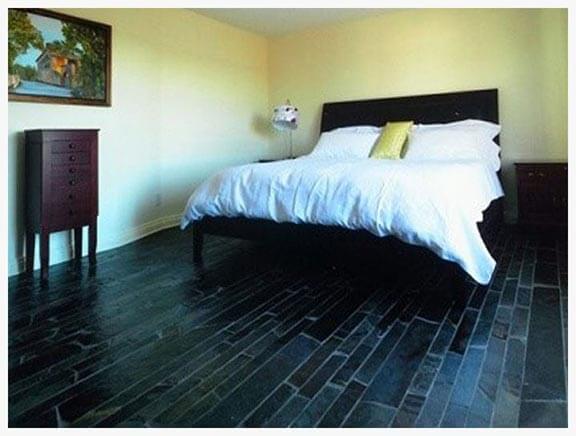 chambre avec cadre, meuble brun et plancher de planche d’ardoise
