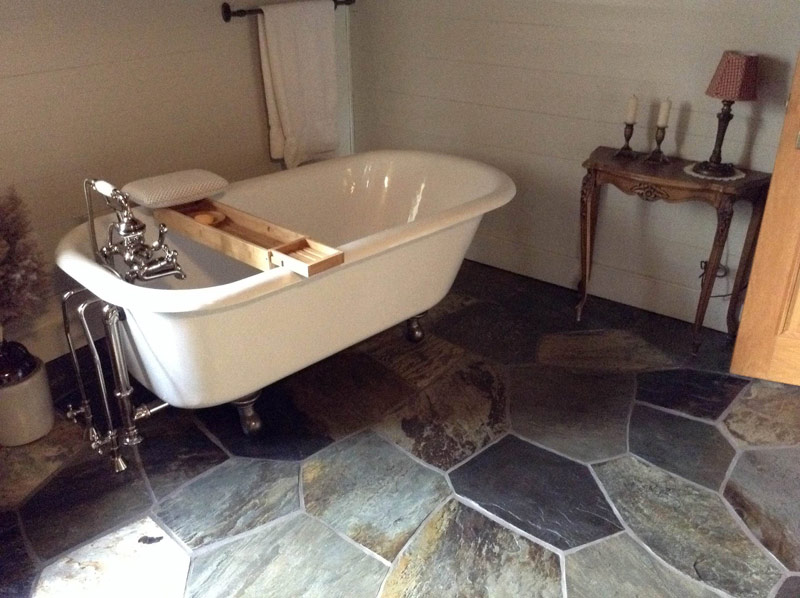 Plancher de salle de bain rustique
